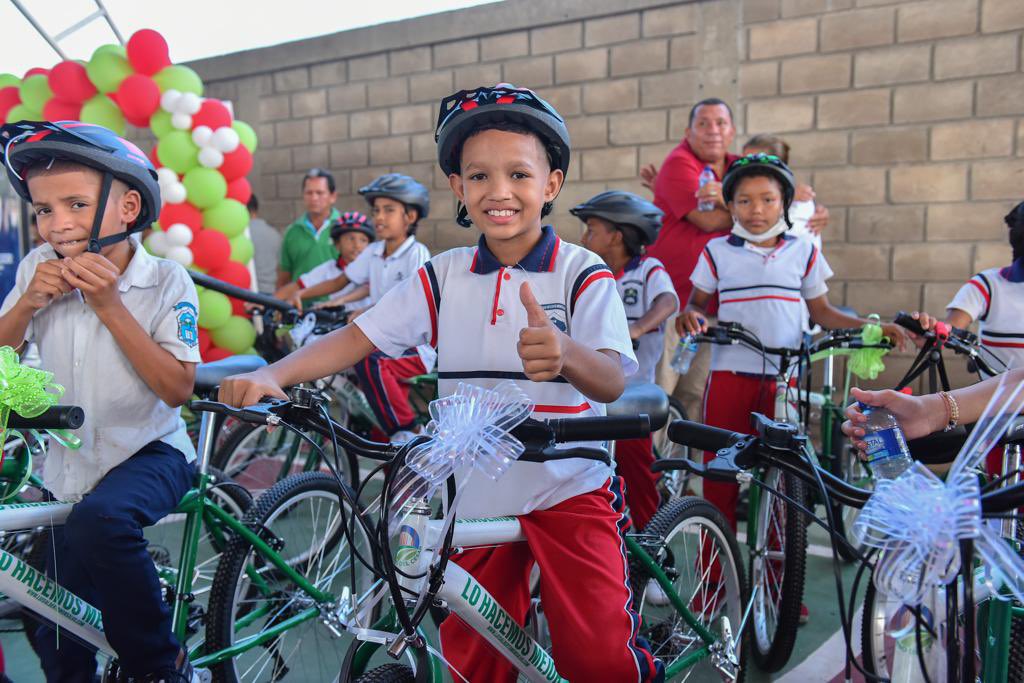 GobdelCesar's tweet photo. Plinio Herrera, rector de la I.E. José Agustín Mackenzie, asegura que "estas bicicletas le permitirá a los alumnos ir con prontitud a la escuela, por eso le damos gracias al Gobierno del Cesar, por hacer esto posible, pensando siempre en nuestros estudiantes". https://t.co/v1fTB7gLfE
