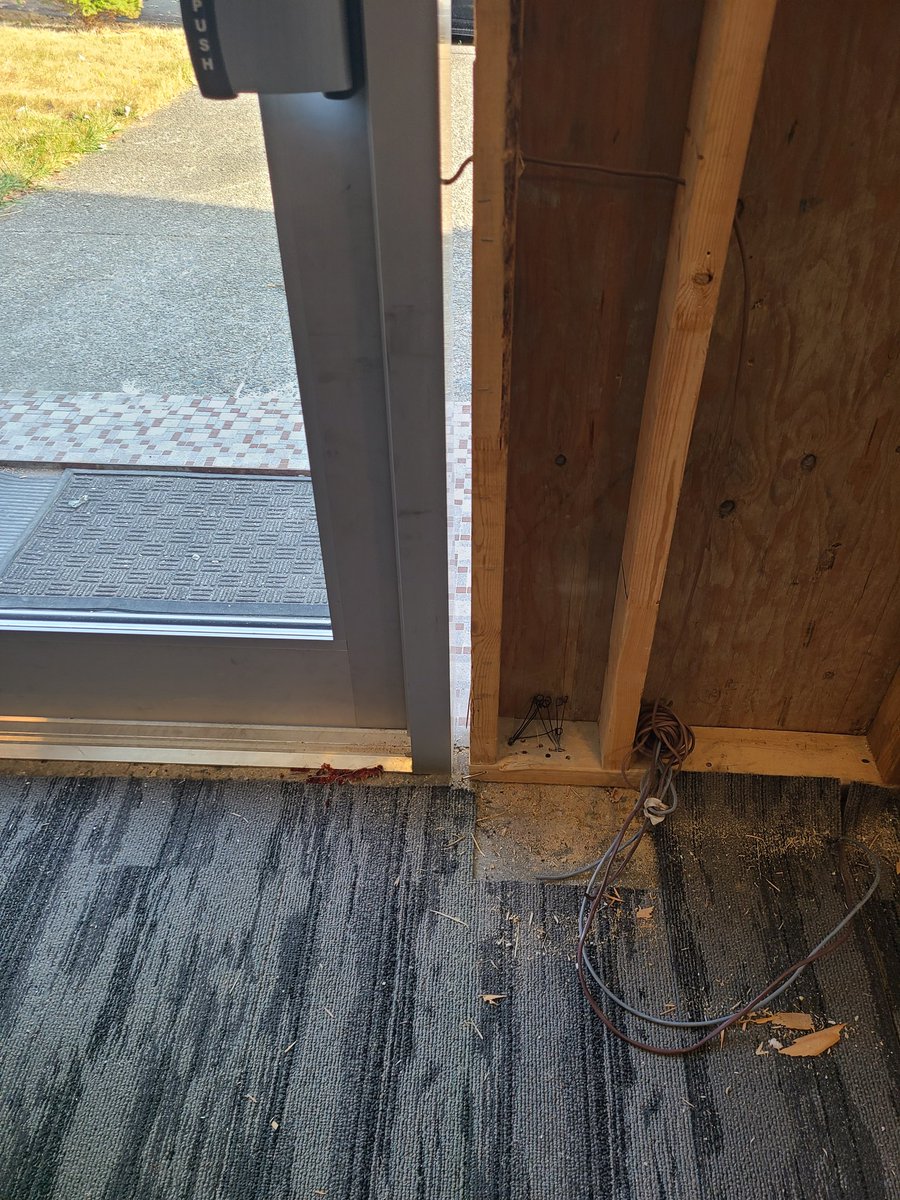 1117Bc's tweet image. How do mice, rodents and bugs  get into buildings, just leave a space like this for over a week. #WalkOnIn #FallProblems #ShoudyWork