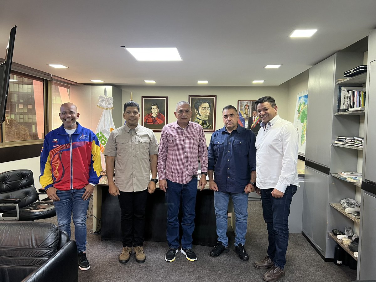 amarcanopsuv's tweet photo. Gracias hermano ministro @WilliamSerantes juntos por el fortalecimiento del Motor Minero en Bolívar . Nosotros seguiremos venciendo con @NicolasMaduro siempre para que la Patria siga la senda de la prosperidad y el Buen Gobierno con nuestro pueblo @delcyrodriguezv @TareckPSUV https://t.co/sDslt4oVwP