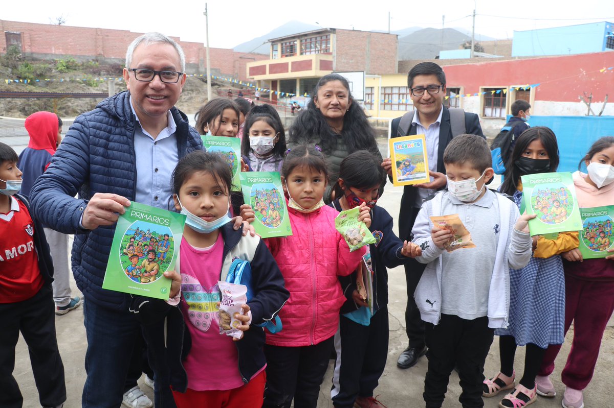 [PATIVILCA] En el marco de la #SemanaDeLaEsperanza se reparten más de 300 libros con valores cristianos a los alumnos del Colegio 20501 “Santa Rosa de Lima” de esta ciudad. 📖 
#LaÚltimaInvitación  #RID
