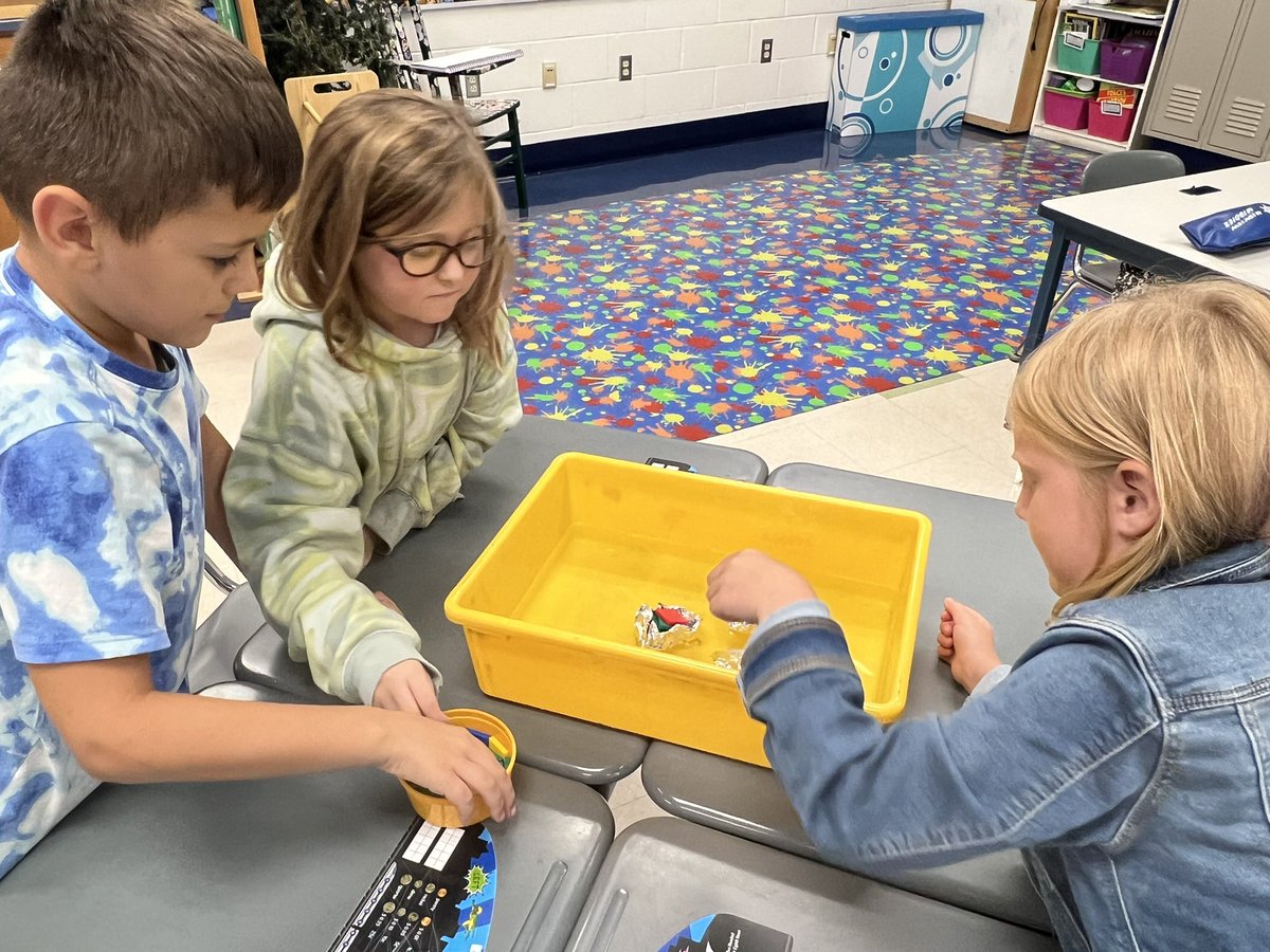 KiserClass's tweet image. Collaboration and communication were key today. Learners designed tin foil boats that could hold as much cargo as possible. They tested their designs multiple times and made modifications. #LearnByDoing #GotScience #stem #MakeTimeForScience