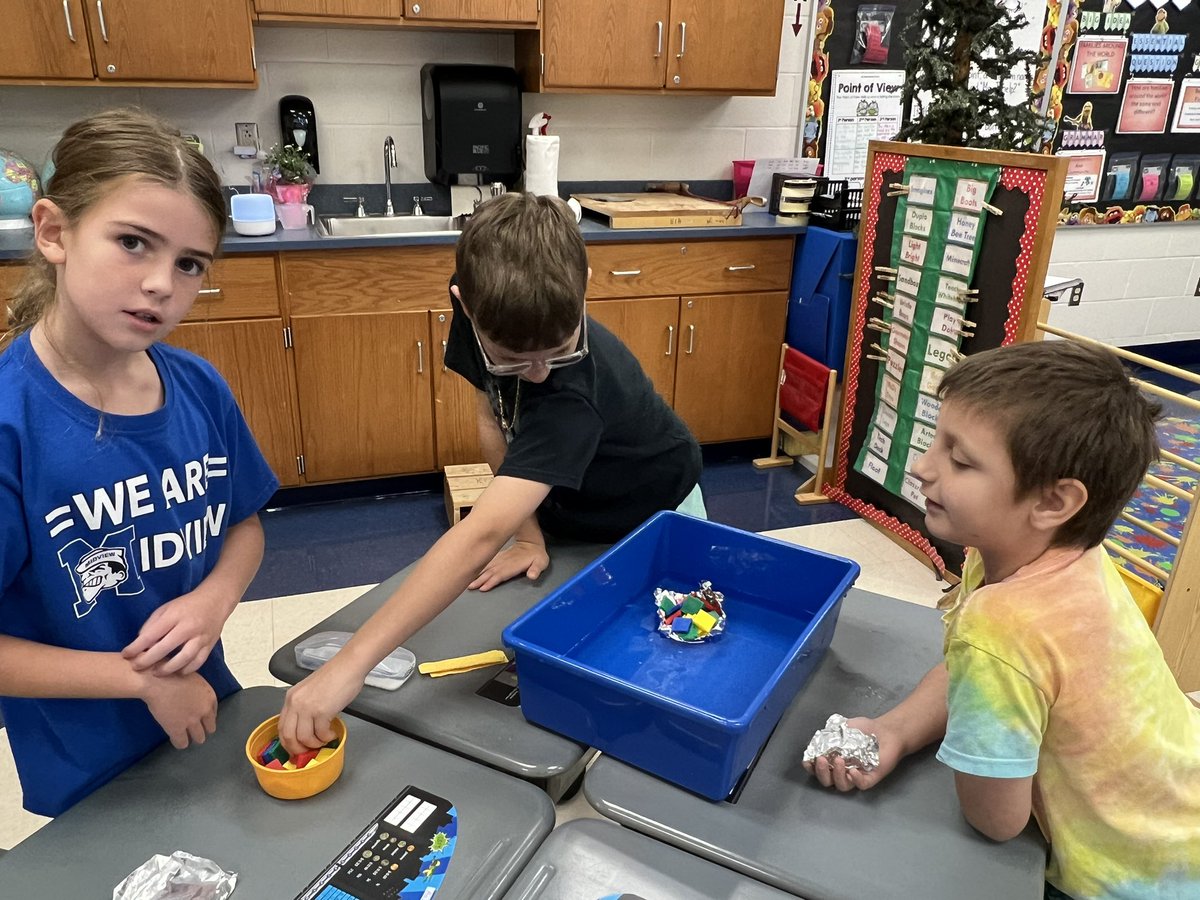 KiserClass's tweet image. Collaboration and communication were key today. Learners designed tin foil boats that could hold as much cargo as possible. They tested their designs multiple times and made modifications. #LearnByDoing #GotScience #stem #MakeTimeForScience