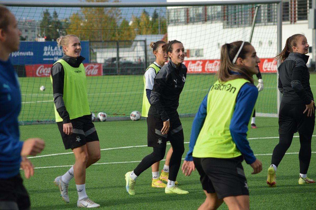SlaviaZeny's tweet photo. Utkání proti Valuru Reykjavík se odehraje na umělé trávě, kterou naše fotbalistky prověřily během předzápasového tréninku! 🏆✨ #uwcl #valsla https://t.co/QAouKYnZYQ
