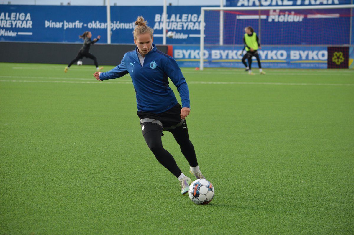SlaviaZeny's tweet photo. Utkání proti Valuru Reykjavík se odehraje na umělé trávě, kterou naše fotbalistky prověřily během předzápasového tréninku! 🏆✨ #uwcl #valsla https://t.co/QAouKYnZYQ