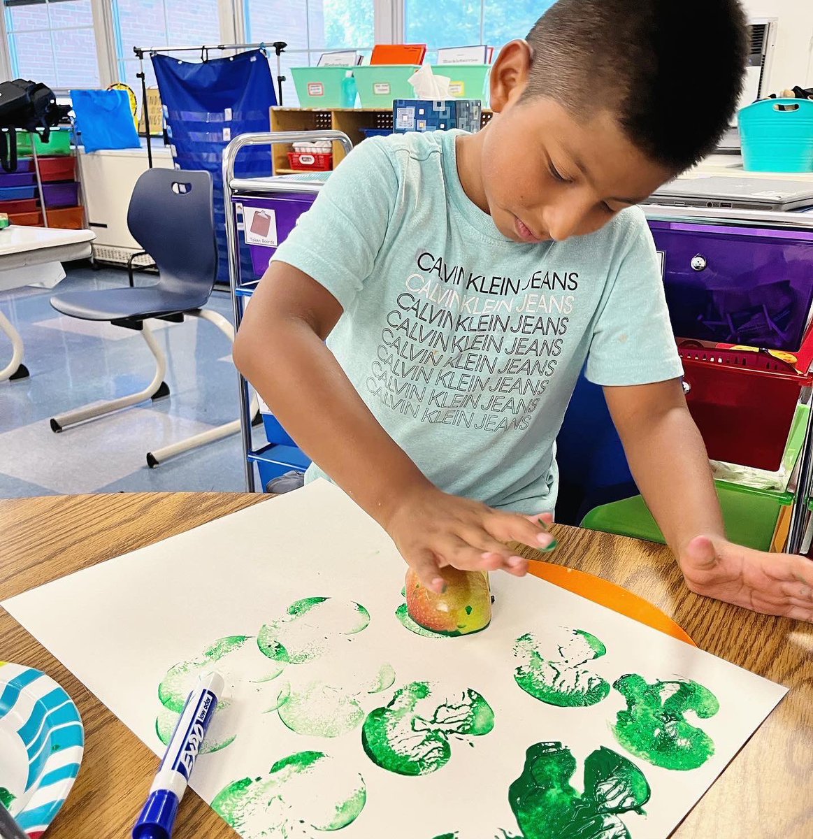 MrsDonohueEF's tweet photo. Check out these amazing 🍏Apple Artists🍏 we used apples to create beautiful &amp; apple-lause worthy #appleart 🎨🖌🍎 #onesuffern #craftivity @SuffernCSD @CherryLaneES https://t.co/hBmTi26SUr