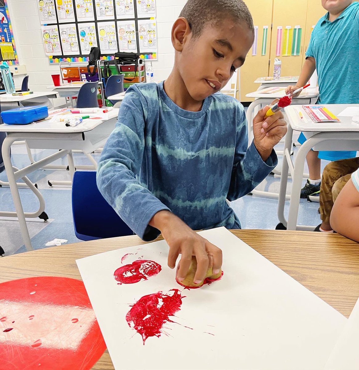 MrsDonohueEF's tweet photo. Check out these amazing 🍏Apple Artists🍏 we used apples to create beautiful &amp; apple-lause worthy #appleart 🎨🖌🍎 #onesuffern #craftivity @SuffernCSD @CherryLaneES https://t.co/hBmTi26SUr