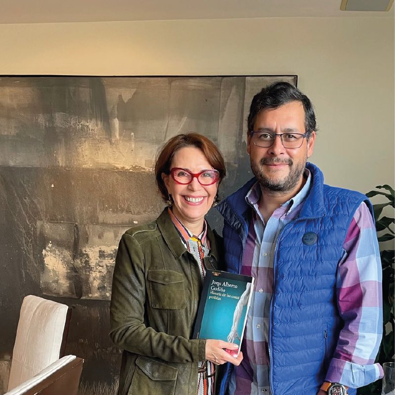AnaLCepeda's tweet photo. Copita de vino con  el escritor Jorge Alberto Gudiño @jagudinoh en casa de mi querida amiga, Beatriz Rivas @Brivaso. Fue una charla sin pérdidas. Disfruté su libro «Historia de las cosas perdidas». https://t.co/ThW17QOGi3