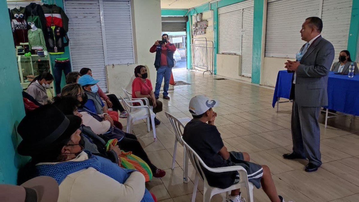 #IntendenciaDeChimborazo junto a la comisaria Nacional de Policía, se reunieron con comerciantes del mercado Santa Rosa, para tratar temas de seguridad, se llegó al acuerdo de trabajar y fortalecer la seguridad en el sector, a través de acciones interinstitucionales.