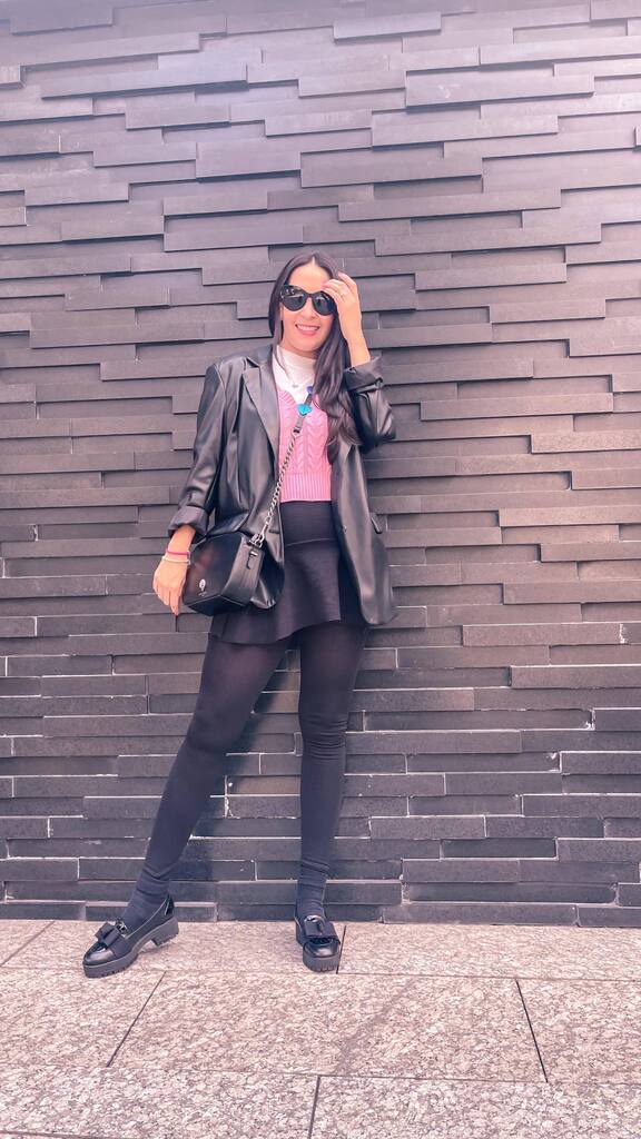 FashionMacarons's tweet photo. La mañana estaba muy fría así que opté por un outfit con capas: blusa blanca, mini falda negra, mallas negras, calcetas, blazer de vinipiel y loafers ¿les gusta?
#ottdfashion #outfitoftheday #holaotoño #bloggermexicana #styledbydi https://t.co/xKph6v3jMd https://t.co/vR8ePiyA0E