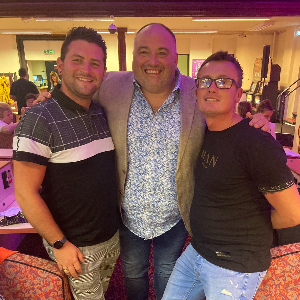 Rhuanedd's tweet photo. Noson wych yn Nhonypandy yn chwarae bingo. 

Great bingo calling from @wynneevans as we launched “Full House” in Tonypandy.

Wonderful community, great stories, laughter, tears, singing and the amazing people of the Rhondda.

Full House, BBC 1 Wales, Friday, 8.50pm #bbcfullhouse https://t.co/yqJeLkCO31