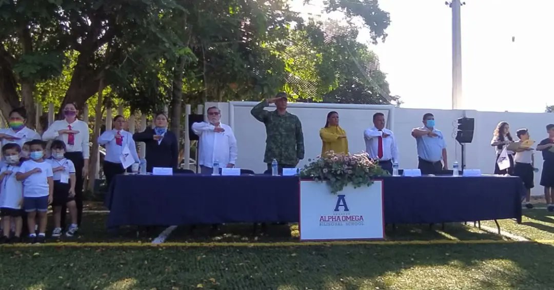 mjsb00's tweet photo. Los honores a la Bandera, y el cantar el Himno Naciónal y el de Quintana roo, debe llenarnos de orgullo, evento cívico realizado por la SEQ y el ejército, en la escuela Alpha y Omega. Viva México. https://t.co/LA6aQSZR7u