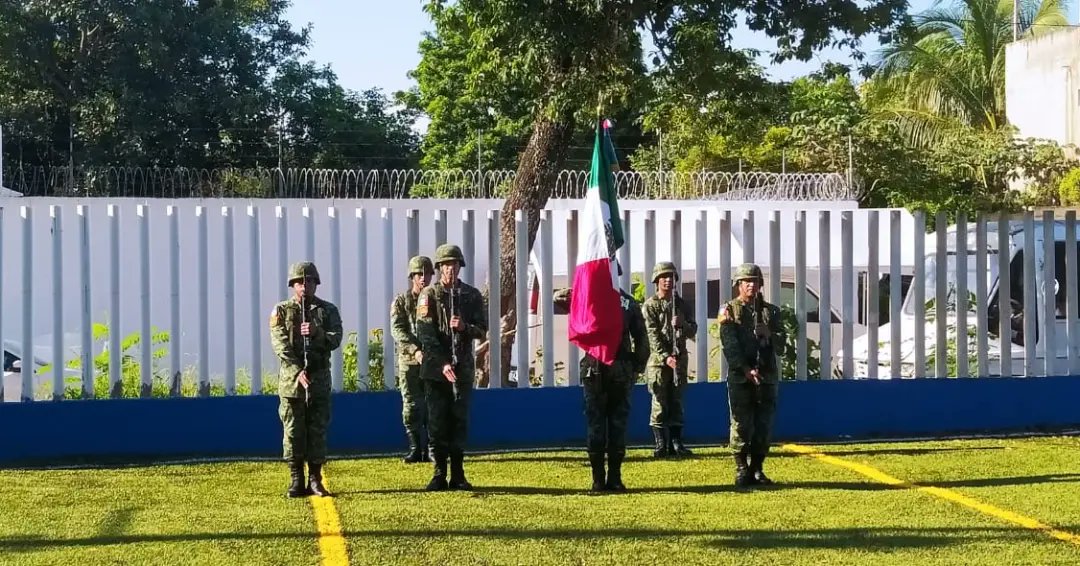 mjsb00's tweet photo. Los honores a la Bandera, y el cantar el Himno Naciónal y el de Quintana roo, debe llenarnos de orgullo, evento cívico realizado por la SEQ y el ejército, en la escuela Alpha y Omega. Viva México. https://t.co/LA6aQSZR7u