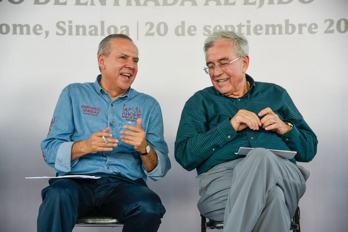GVargasLanderos's tweet photo. Siempre es un gusto recibirlo Sr. Gobernador @rochamoya_ ¡Estamos cumpliendo la palabra empeñada con obras de techumbre, rehabilitación de calle, ampliación y modernización de plantas Potabilizadoras Ejido Benito Juárez e Ing. Hernández Terán! ¡Más de 447mil beneficiados! 🙏🏼🍀 https://t.co/V0GKAK6I56