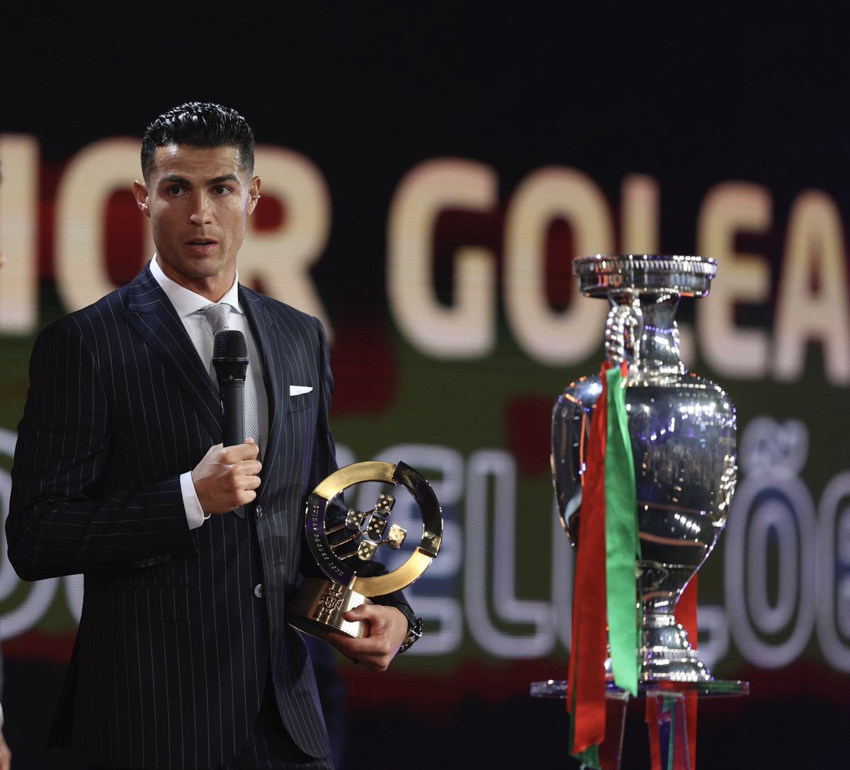 Juezcentral's tweet photo. Hoy, Cristiano Ronaldo recibió en Portugal el premio al máximo goleador en la historia de selección y confirmó que seguirá jugando con Portugal después del Mundial: "Estaré en Qatar y quiero estar en la Euro 2024". Para ese entonces, CR7 tendrá 39 años. Insaciable hasta el final. https://t.co/bUlAHXJJm1