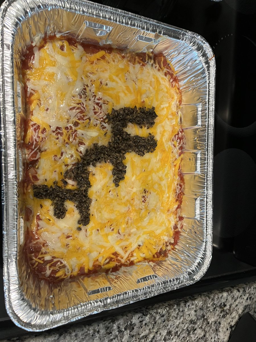 GCupcake17's tweet photo. Glob O Cheese For kickoff crockoff at work tomorrow 🖤⚔️💛 #ucffood https://t.co/rGDManpE2u