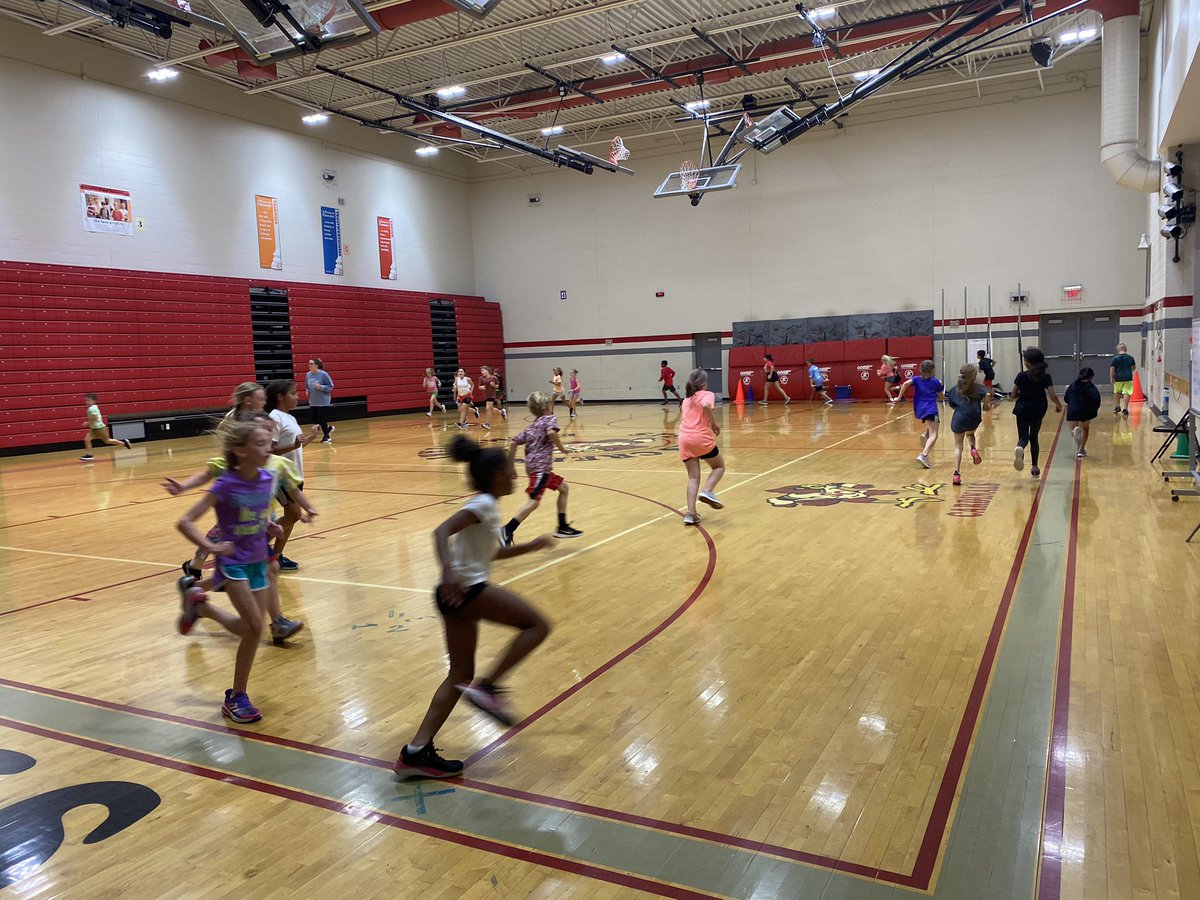 PattyVidaurri's tweet photo. Look 👀 what started up again!!! SCE Running Club ❤️🎉 It was so nice to have all these happy kiddos running together. #SCE #Cardinals #run #runforfun @SneedLeague503 https://t.co/B0hfeaQh10