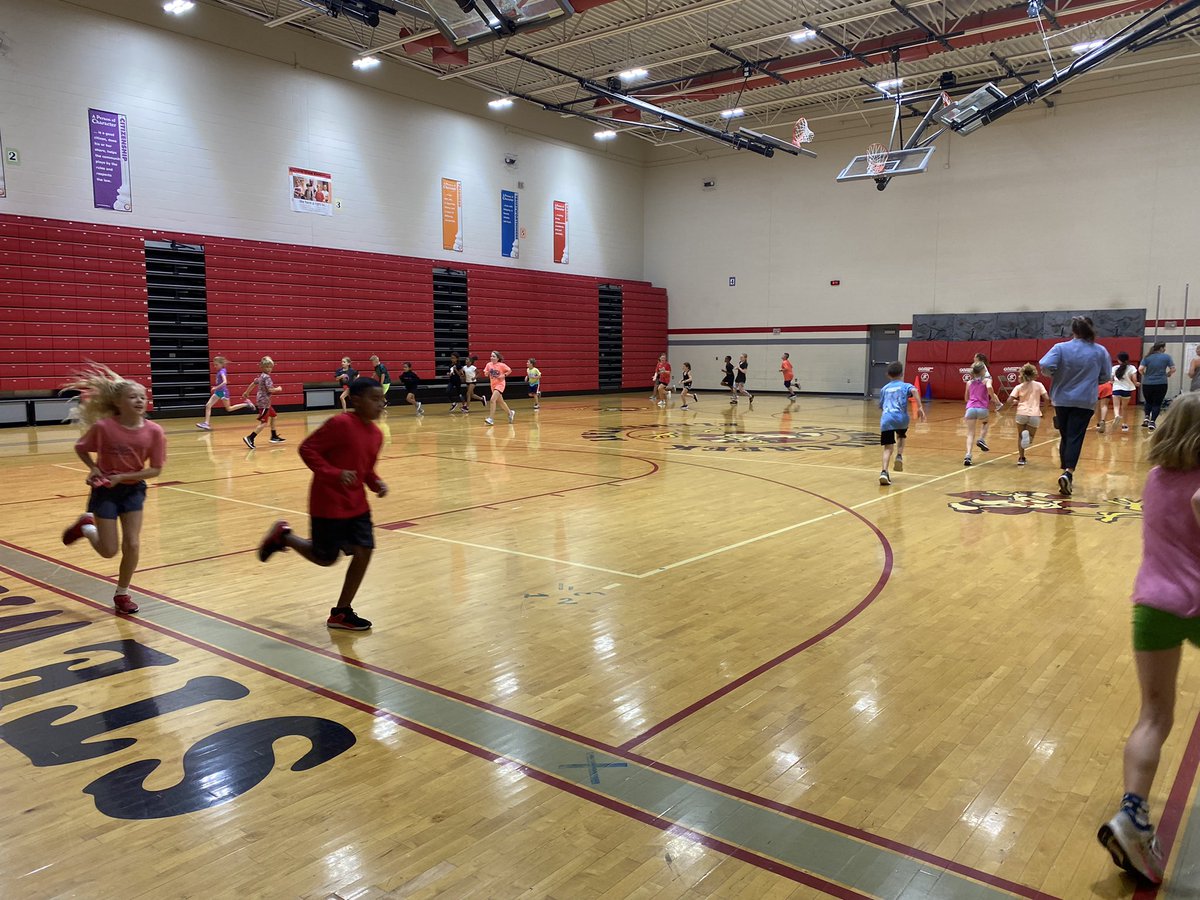 PattyVidaurri's tweet photo. Look 👀 what started up again!!! SCE Running Club ❤️🎉 It was so nice to have all these happy kiddos running together. #SCE #Cardinals #run #runforfun @SneedLeague503 https://t.co/B0hfeaQh10