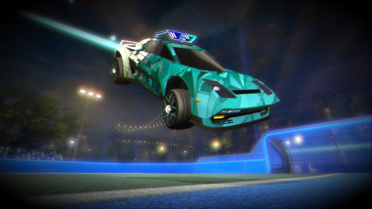 HHappleCorr's tweet photo. @RocketLeague #RLFitCheck enjoy the diamond in the rough. Inspired by the influence of diamonds and iced out jewelry in the streetwear game. 
Body: Diestro
Decal: marred shard Tita. White
Wheel: carat cutter
Boost: s2 Plat
Topper: pix shades; multichrome 
Trail: light speed https://t.co/kDdRokzcMv