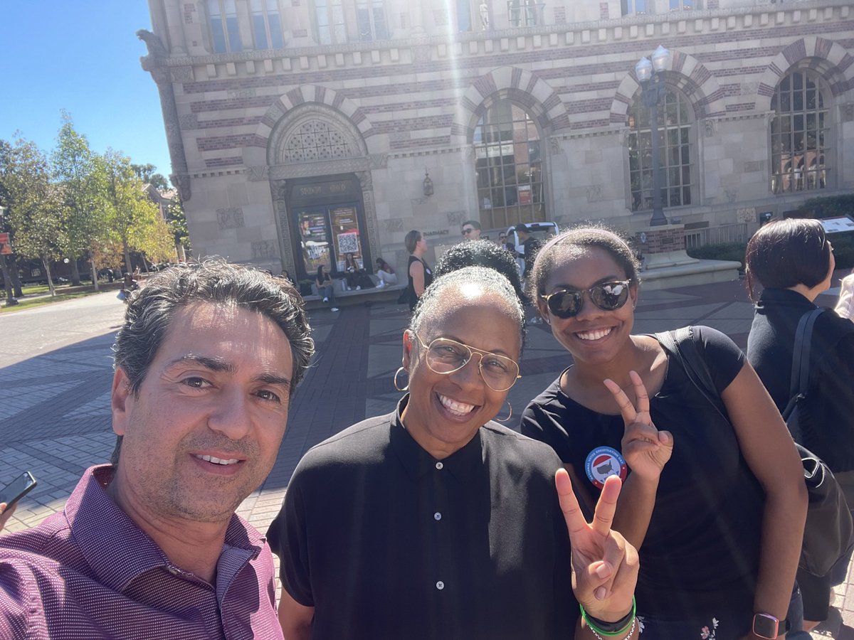 kamyakhavan's tweet photo. Celebrating National Voter Registration Day at USC. Big thanks to President Folt for her support. #NVRD #USCVotes #BetheChange @TurboVote @EACgov @CASOSVote @DrWeber4CA @USCPolFuture register to vote at https://t.co/QftDKZsUga. #FightOn @WhenWeAllVote https://t.co/TprII8A8Qa