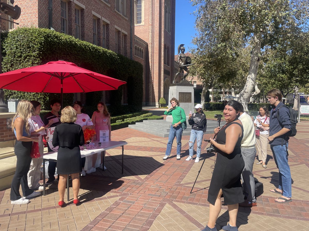 kamyakhavan's tweet photo. Celebrating National Voter Registration Day at USC. Big thanks to President Folt for her support. #NVRD #USCVotes #BetheChange @TurboVote @EACgov @CASOSVote @DrWeber4CA @USCPolFuture register to vote at https://t.co/QftDKZsUga. #FightOn @WhenWeAllVote https://t.co/TprII8A8Qa