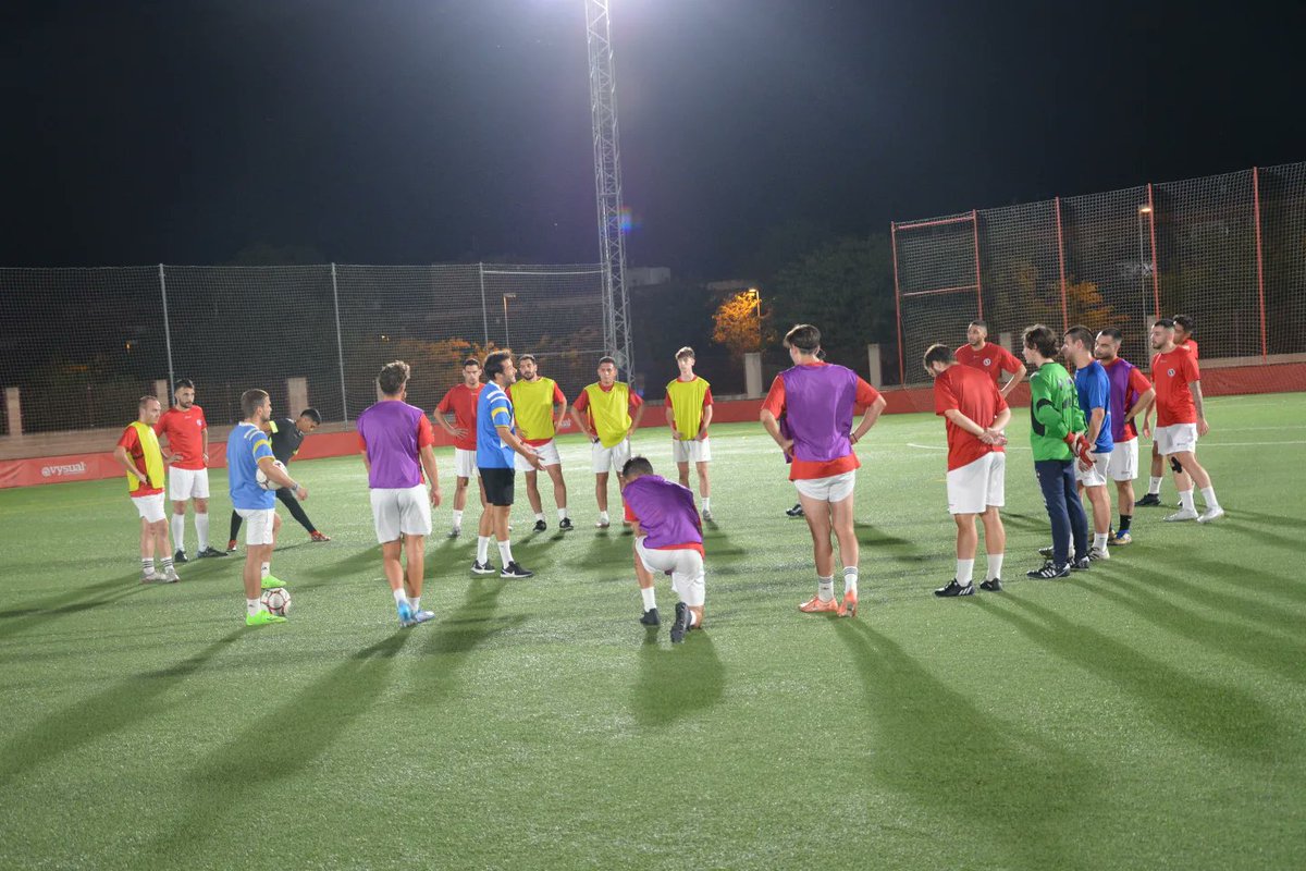 cdretirosur's tweet photo. Primer entrenamiento del Senior tras la derrota de la última jornada pero con la cabeza puesta ya en la próxima prueba del domingo. ¡Seguimos! 

#ForzaRetiro #RSenior 🔵⚪ https://t.co/tGjH1sVcX2