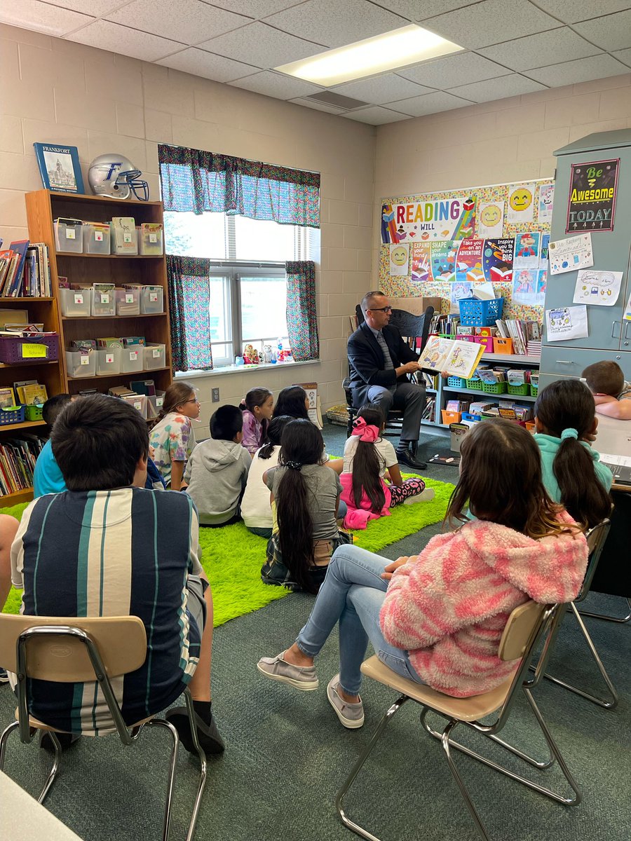 Suncrest Elementary (@suncrestelem) on Twitter photo <a href="/rhoda_matt/">Dr. Matt Rhoda</a> read to 4th graders about filling others’ buckets and how that also fills your own bucket! They also learned some fun facts about him!
Favorite food: Lasagna
Favorite animal: Pig
Favorite colors: Navy Blue and Frankfort Hot Dog Blue
<a href="/csfhotdogs/">Community Schools of Frankfort</a> <a href="/rhoda_matt/">Dr. Matt Rhoda</a> read to 4th graders about filling others’ buckets and how that also fills your own bucket! They also learned some fun facts about him!
Favorite food: Lasagna
Favorite animal: Pig
Favorite colors: Navy Blue and Frankfort Hot Dog Blue
<a href="/csfhotdogs/">Community Schools of Frankfort</a>