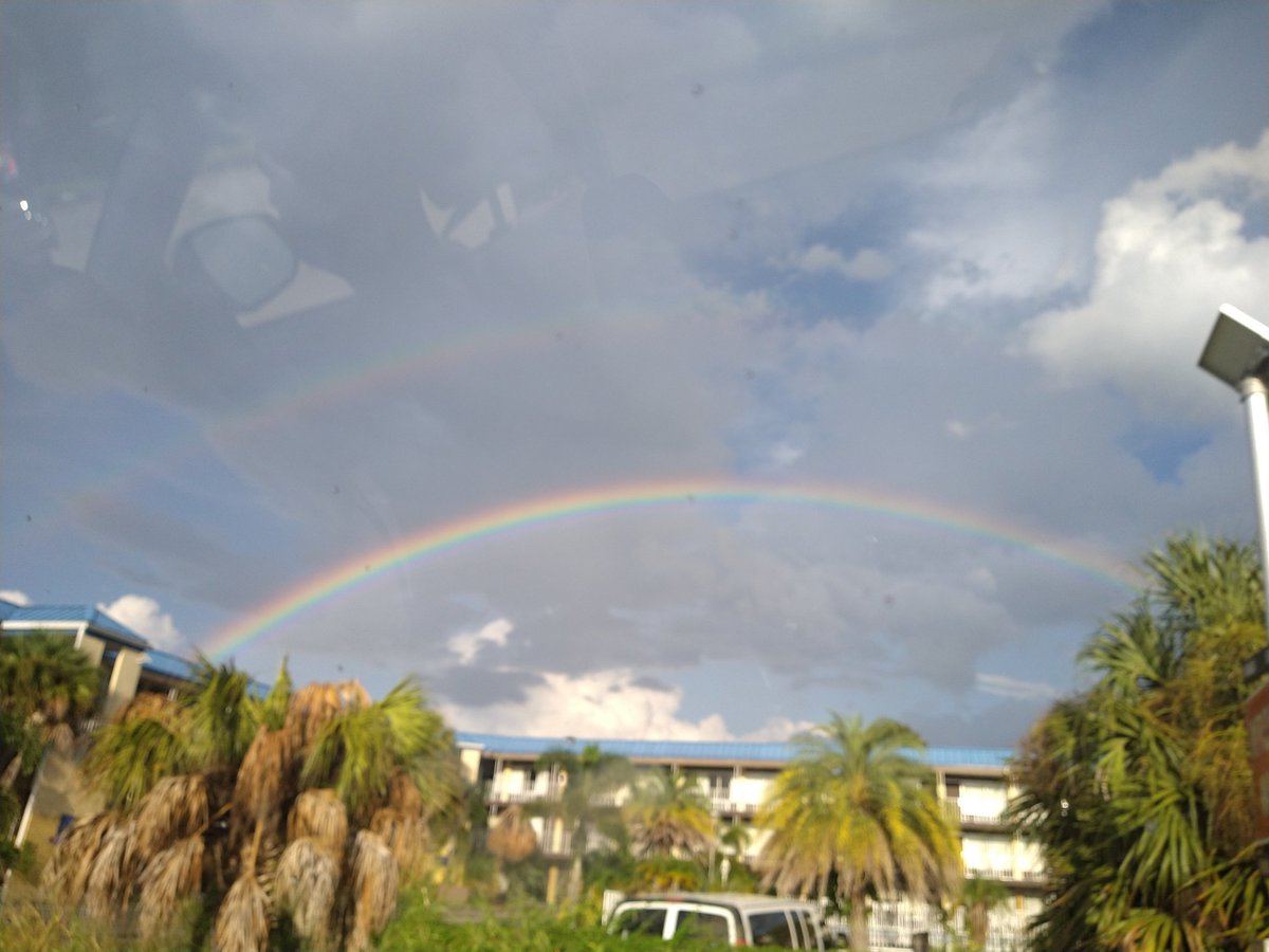 PanadaLil's tweet photo. Seeing a double rainbow feels like seeing a mythical Pokemon 😊 #doublerainbow #rainbow https://t.co/eL1owlwCek
