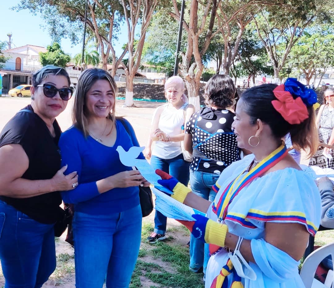 rosaduarte111's tweet photo. Ciudadanos de varias parroquias de Cd. Guayana, tomaron  la Plaza Villa Alianza para unir fuerzas e impulsar acciones que contribuyan a la paz del mundo, Venezuela y Ciudad Guayana, en el marco del Día Internacional de la Paz, que se celebra cada 21 de septiembre. https://t.co/pNlI9FKiYh