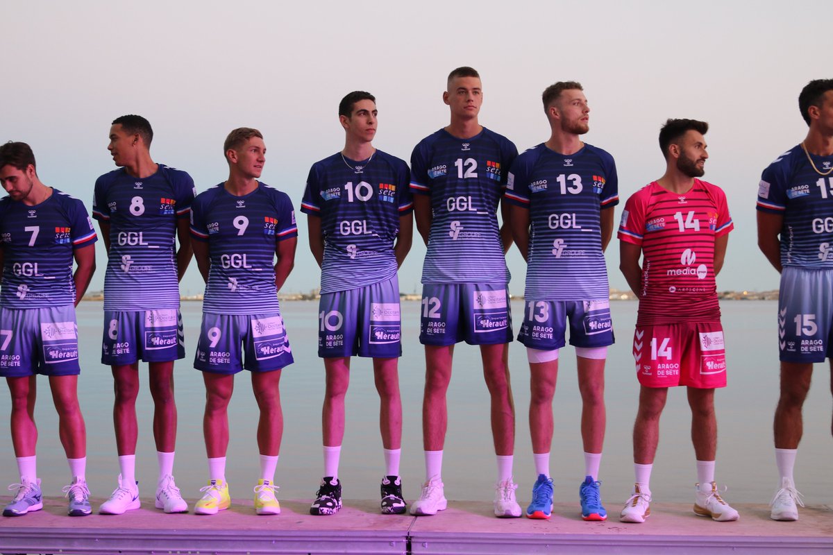 RadioOneSport's tweet photo. 🏐📷 La présentation officielle et le nouveau maillot de l'@aragodesete 2022/2023.

#aragodesète #arago2223 #radioone #onevolley https://t.co/fNJw5ZJw1S