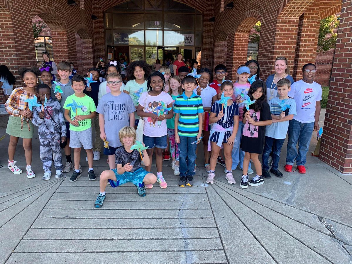 TweetDCS_PHES's tweet photo. Mrs. Price’s class enjoyed Pinwheels for Peace!💙#TeamDCS #TeamPHES #oneteamonegoalsuccess #LilJags #peaceday #pinwheelsforpeace https://t.co/GWwQCkMmek
