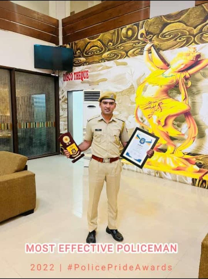 AnkitNonhdiya's tweet photo. #PolicePrideAward2022 में CyberCrime के क्षेत्र में काम करने के लिए "सबसे प्रभावी पुलिसकर्मी" #MostEffectivePoliceman का पुरुस्कार प्रदान किया गया। निस्संदेह, इस तरह के सम्मान मनोबल बढ़ाते हैं । @Bhilwara_Police एवं #dainikbhaskar का हार्दिक धन्यवाद..... https://t.co/FU5vkxsS33