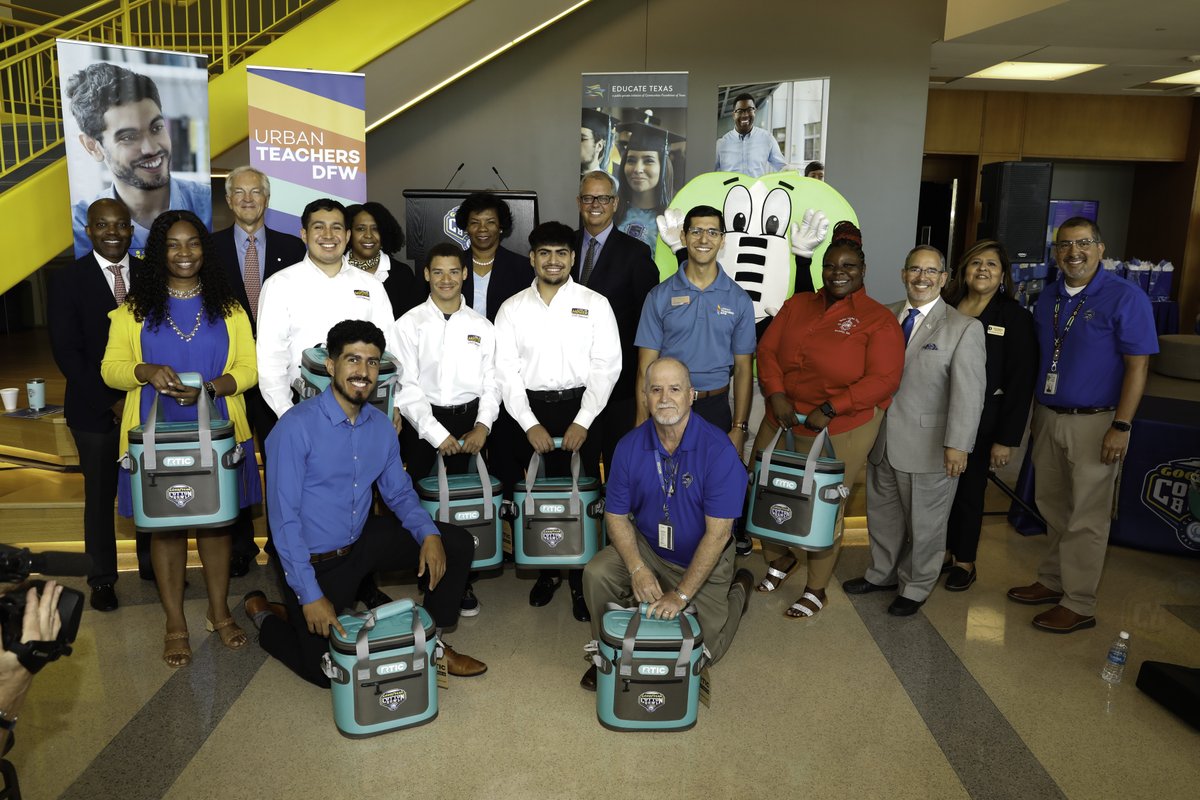 The Cotton Bowl Foundation and <a href="/CFPExtraYard/">College Football Playoff (CFP) Foundation</a> award $200,000 in grants to the <a href="/UNTDallas/">UNT Dallas</a> Call Me Mister &amp; THRIVE programs, @Urban_Teachers DFW and <a href="/EducateTexas/">Educate Texas</a> on the Big Day for Teachers.

📰: bit.ly/CBF-Big-Day-Re…

#ExtraYardWeek | #LikeNoOther