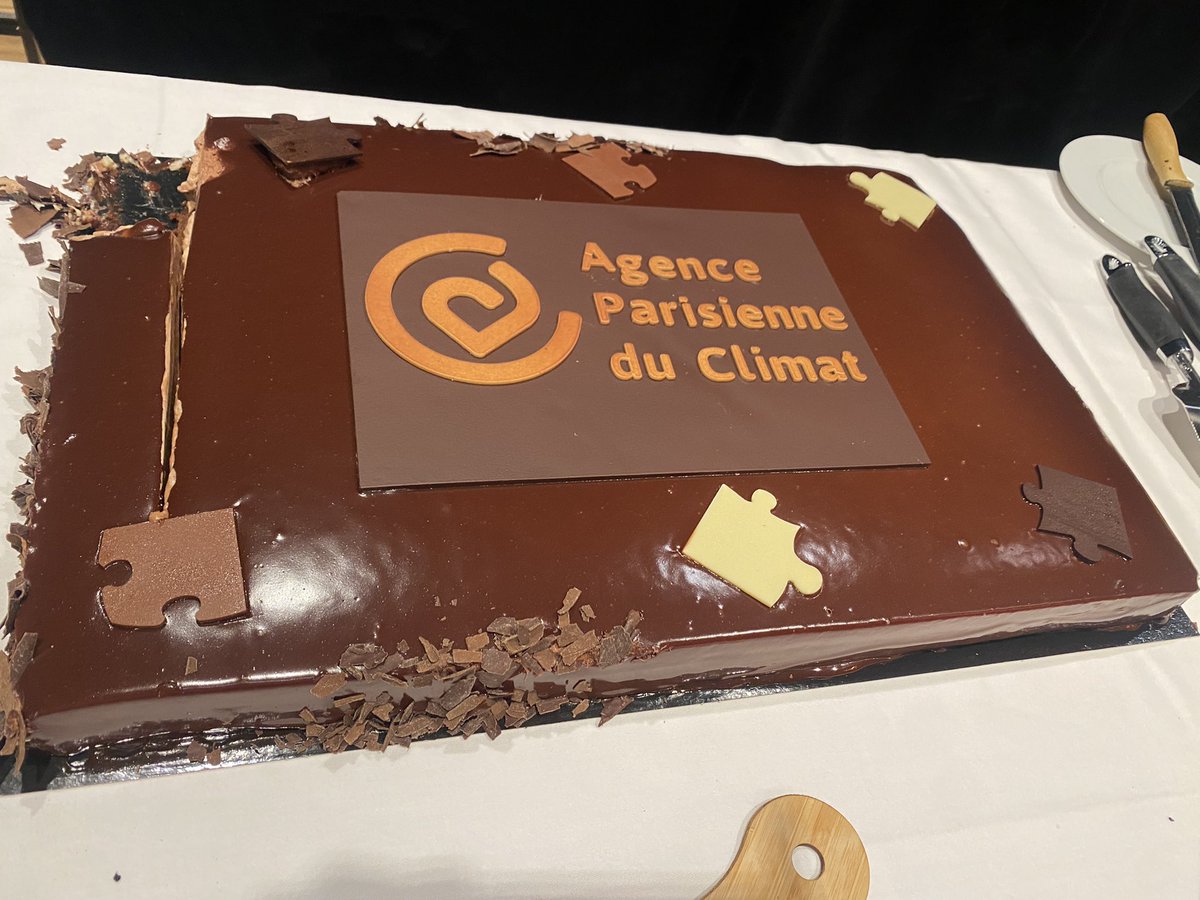 Merci à tous nos partenaires d’être venus célébrer les 10 ans de l’<a href="/AparisClimat/">Agence Paris Climat</a>.
10 ans d’engagement pour accompagner les copropriétés dans leur projet de rénovation énergétique du bâti et à développer des projets pour accompagner l’adaptation de #Paris.
Bravo à toute l’équipe !