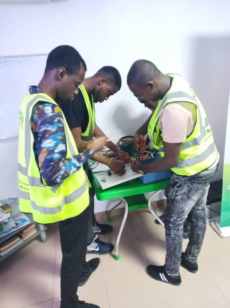 KIkuenomore's tweet photo. I am delighted, our students assembled 200 amps bus bars without any supervision and tested okay 👌. https://t.co/Zvty8Croru