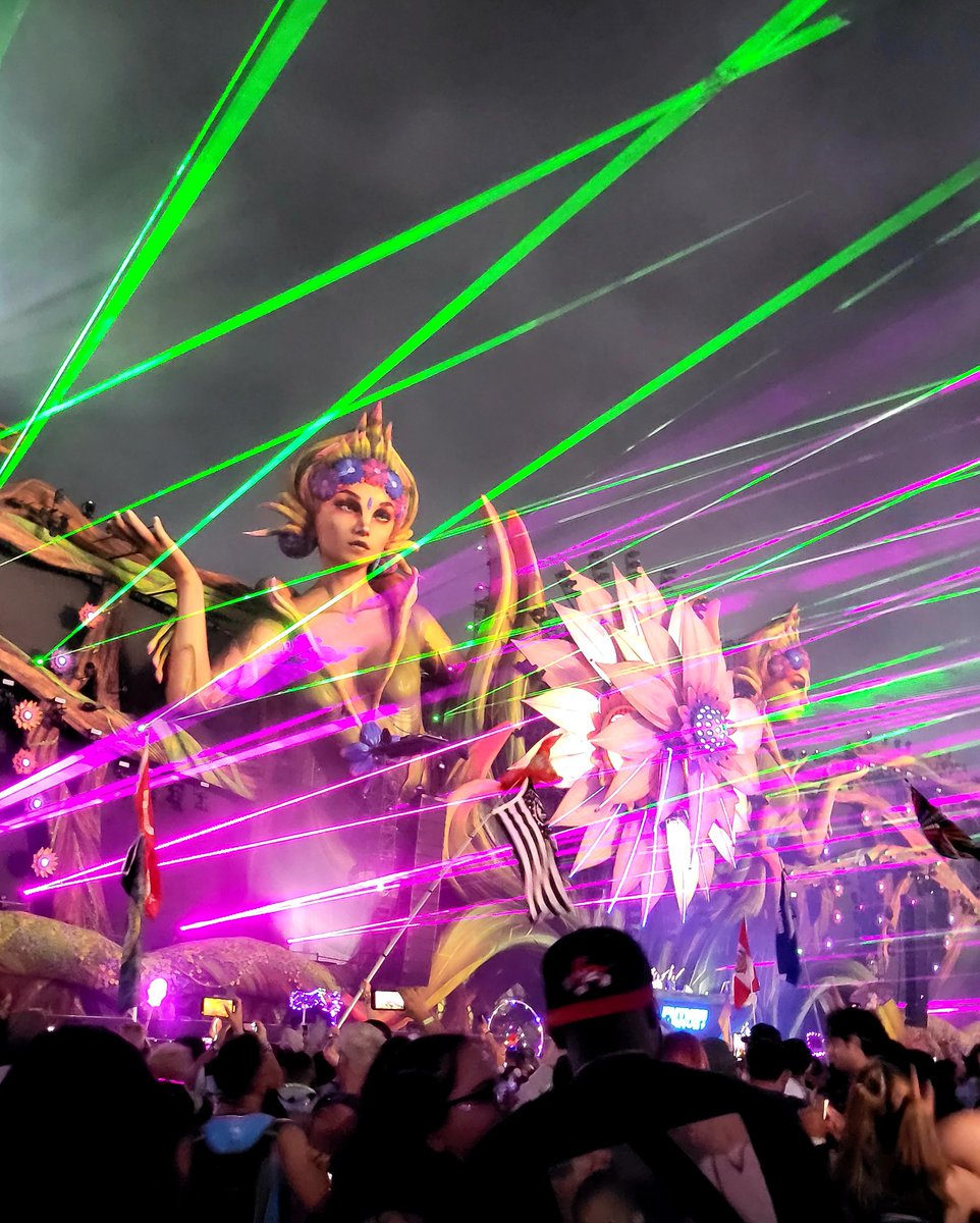 kricamp4's tweet photo. #edclv2022 #kineticstage #lazers #onceinalifetime #edc #LasVegas #lasvegasspeedway #DavidGuetta #morten #PasqualeRotella https://t.co/7uc16ekLsK