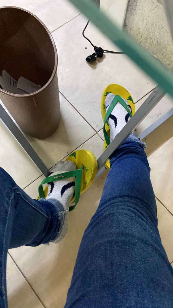 kimberlyed98's tweet photo. Me moje los piesitos antes de llegar al trabajo automáticamente mi novio trayéndome unas chanclas y calcetas🥰❤️ https://t.co/CMREqCcxZj