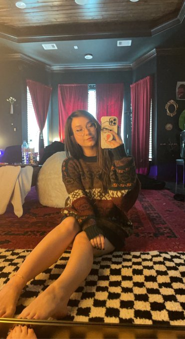 Watch Leah's leaked NSFW photo on TwXstars