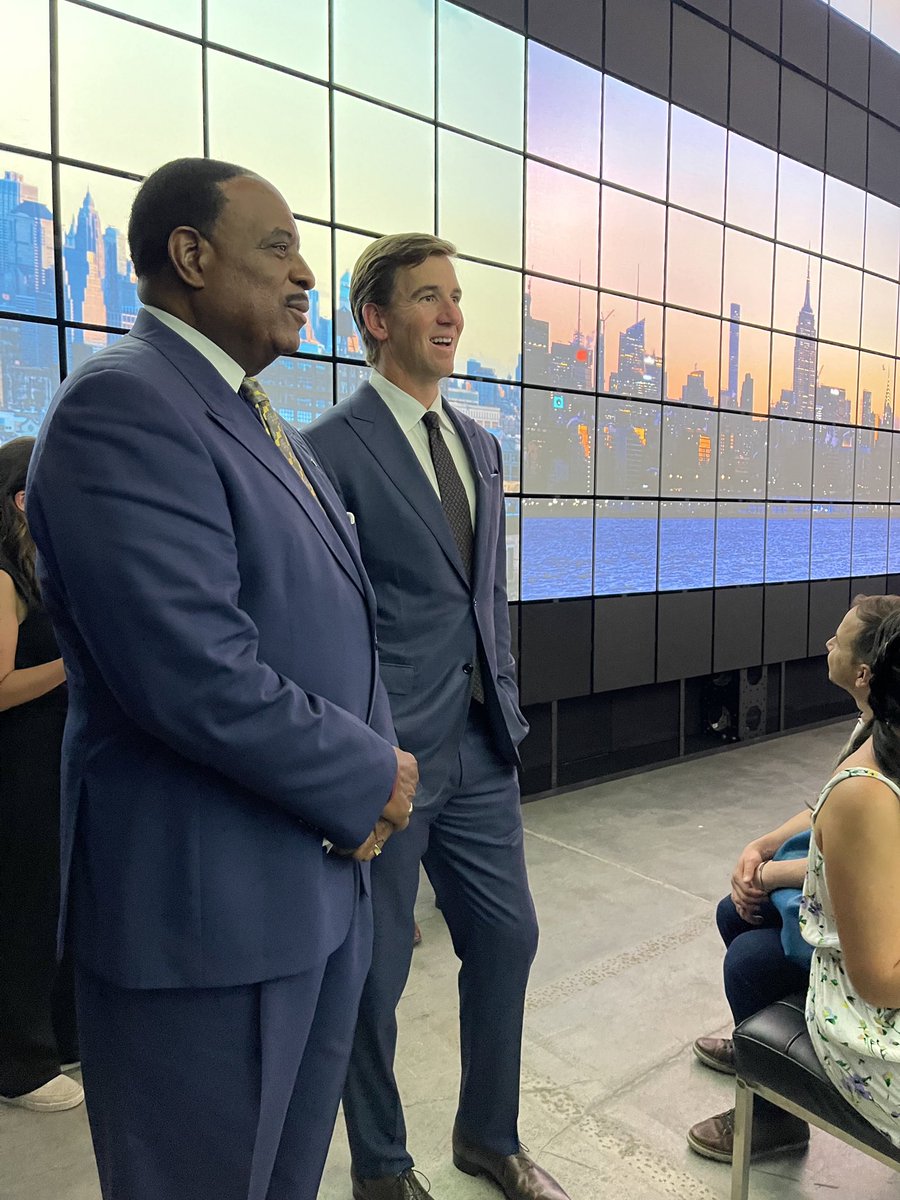 EliManning's tweet photo. Great time yesterday at the Living Portrait of NYC with @JBsportscaster. It’s a multimedia experience created by @CitizensBank celebrating the city and its people. Check it out at 29 W. 23rd Street and find out more at https://t.co/ui4KsZgCP1 #citizensofny #livingportraitnyc https://t.co/QUxrIDlHwC