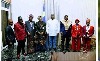 *CONFLIT TEKES ET YAKAS*

Des faux chefs coutumiers et KIAMVU présenté par le chef de l'état et amené par le ministre près le président selon une journaliste d'investigation.