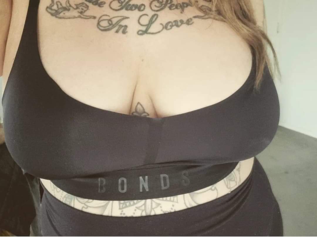 aus_housewife69's tweet photo. Looking forward to the long weekend.
If I had to pick go Geelong 🏉
#milf #aussie #weekend #housewife #grandfinalweekend https://t.co/BCkU1Edyw9