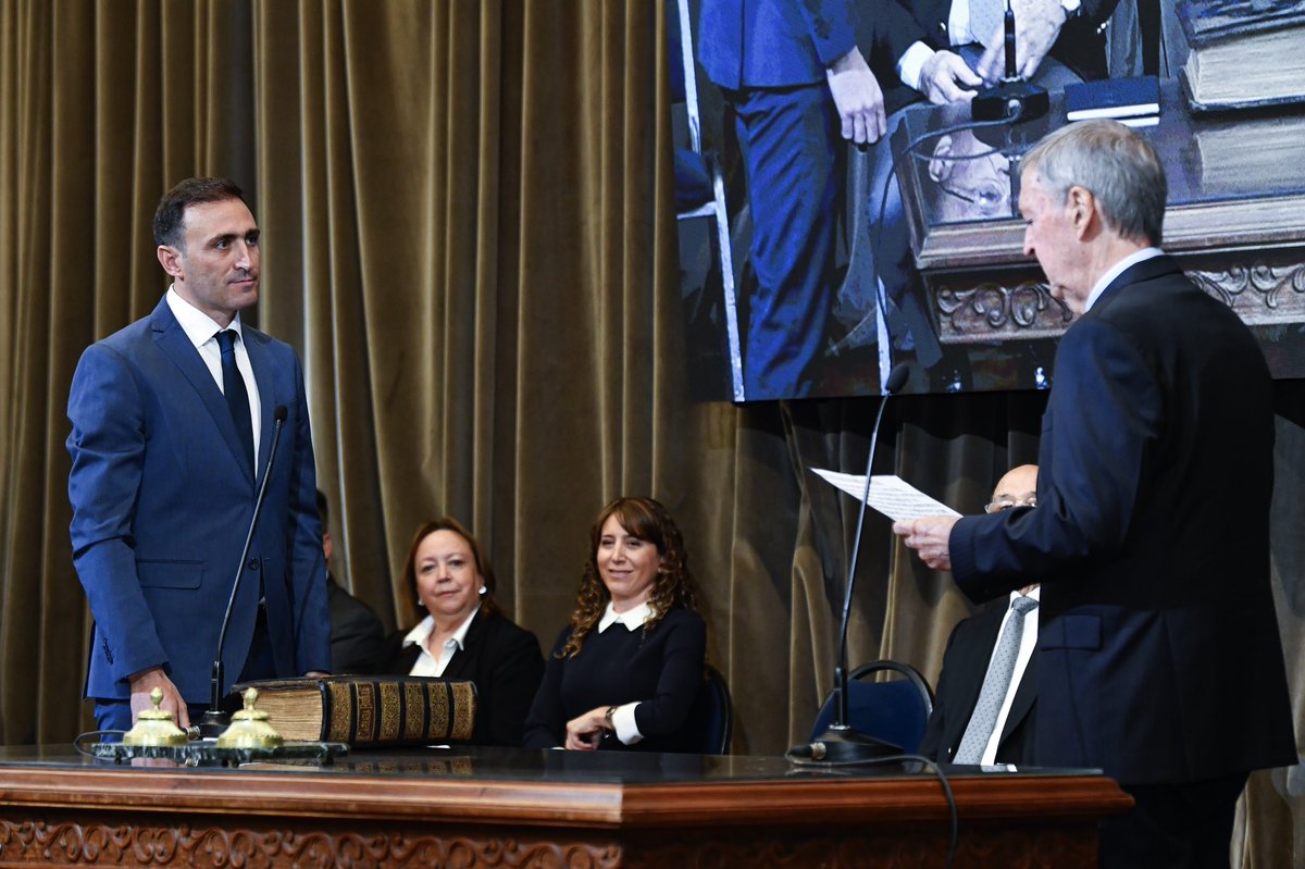 JuliLopezOK's tweet photo. Como cada lugar q ocupé ,hoy asumo como Ministro de Gobierno y Seguridad de la Provincia con toda la responsabilidad y el compromiso que la función requiere. Gracias gobernador @jschiaretti por confiar en mí nuevamente para un cargo ejecutivo q honraré con dedicación y esfuerzo. https://t.co/WxaFPeLgW9