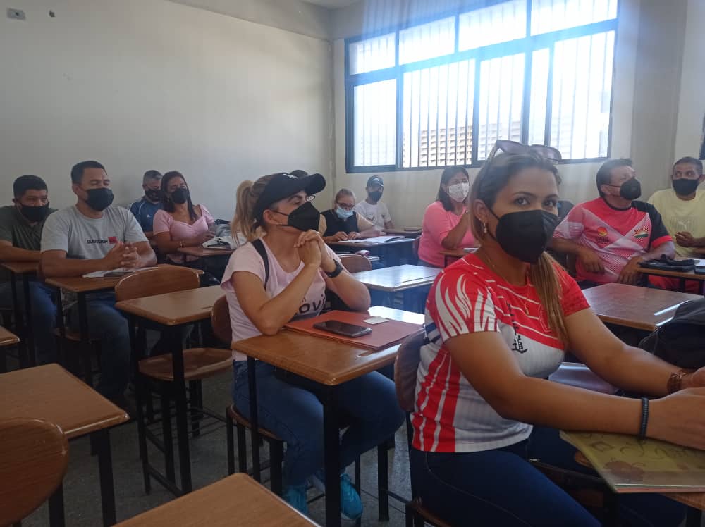 uptlara's tweet photo. La Vicerrectora Académica @olivapineda04 y el Director del #PNFD Dr. Walter Rodríguez dictaron charla informativa a los Entrenadores Larenses Convenio #Uptaeb @gobiernodelara sobre la prosecución para la licenciatura en Deportes.
#UptaebActiva
@michellyvivas @AdolfoP_Oficial https://t.co/1O91ohjY0a
