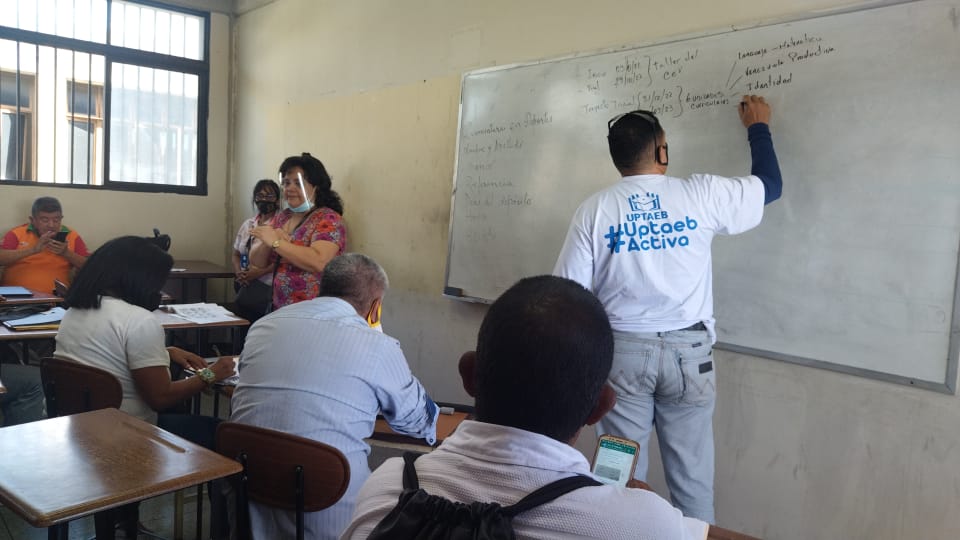 uptlara's tweet photo. La Vicerrectora Académica @olivapineda04 y el Director del #PNFD Dr. Walter Rodríguez dictaron charla informativa a los Entrenadores Larenses Convenio #Uptaeb @gobiernodelara sobre la prosecución para la licenciatura en Deportes.
#UptaebActiva
@michellyvivas @AdolfoP_Oficial https://t.co/1O91ohjY0a