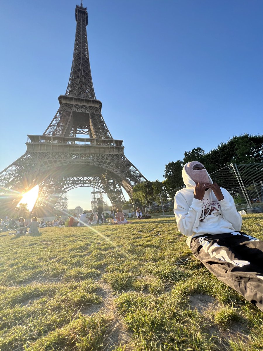 hopped up off da bed, turn my swag on 
take a look in tha mirror say wassup