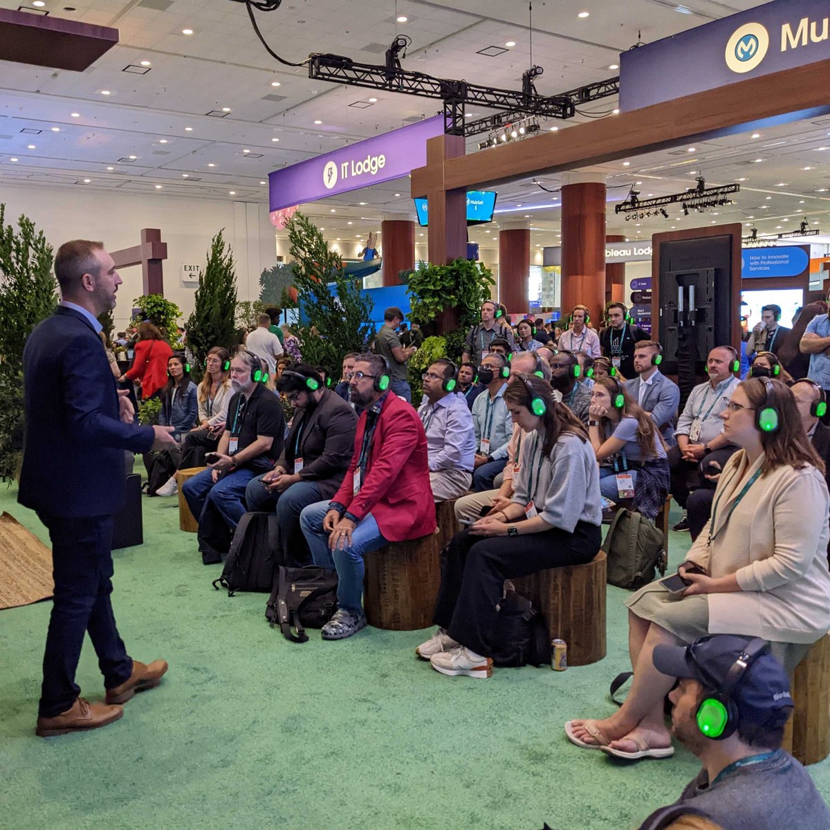 coveo's tweet photo. “While an agent is using Service Cloud Voice with a customer, they get automatic contextual help and recommendations in real time through Coveo.” - @neilkostecki, Sr. Director Product @coveo  #DF22 https://t.co/PoIPp1B6rg