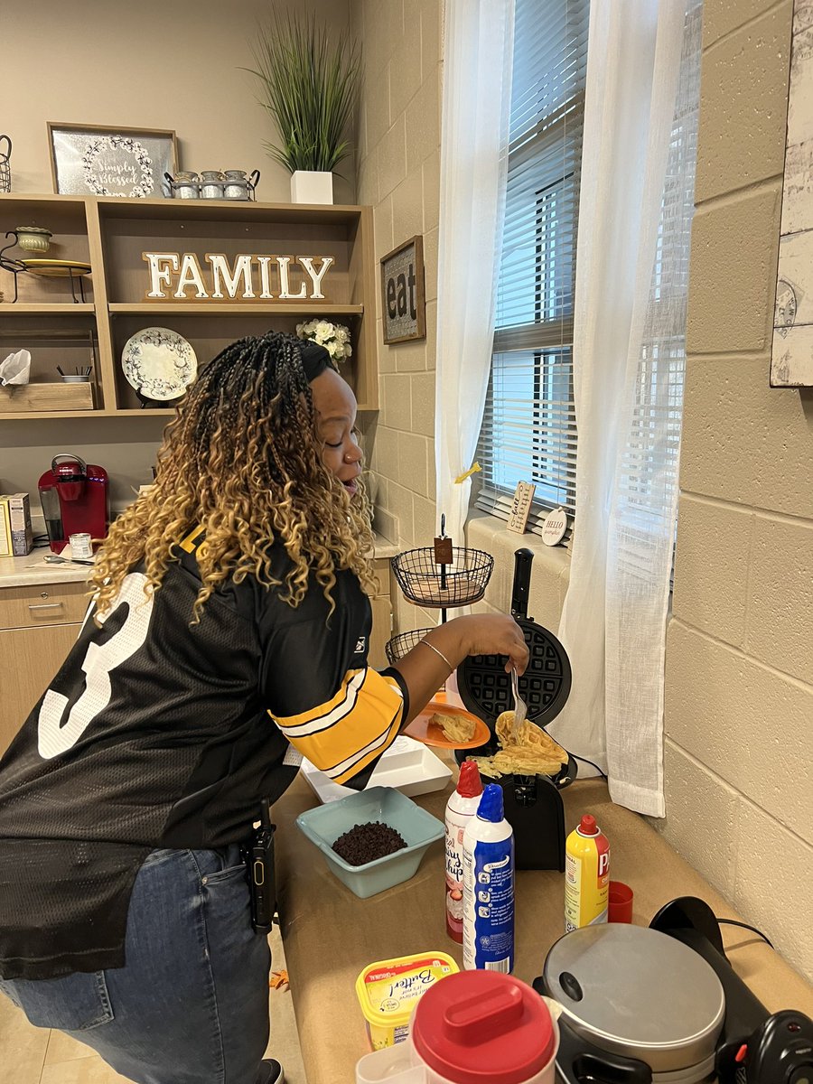 TXCounselor22's tweet photo. Our September breakfast bar was a great success. Nothing but the best for our amazing Bradley crew. #keytotheirhearts #bonappetit #BradleyCISD https://t.co/qnvT14oM6y
