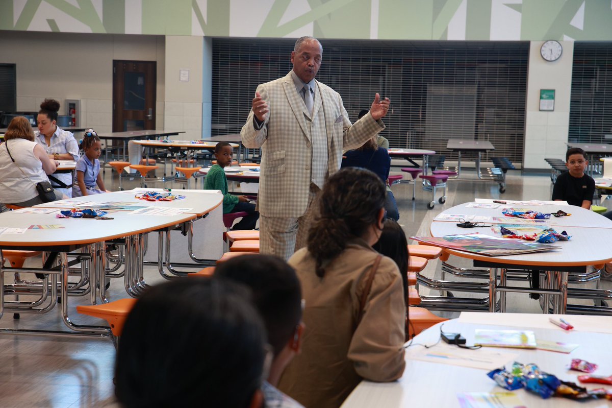 ChannelviewISD's tweet photo. @McGheeWolves is ready to #readandrise with thanks to the @HoustonAreaUL who are coaching our parents to become effective teachers to their students! https://t.co/AXKHv7KKBO