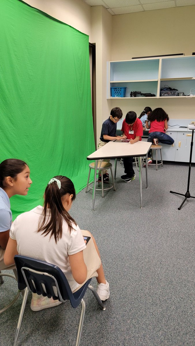 TechEXL's tweet photo. One of my little production crews. When they are focused, I am proud. @ReesStars @KathyCherryAP @AliefTech #ReesTech #ReesRocks https://t.co/IZCLJvNv0x
