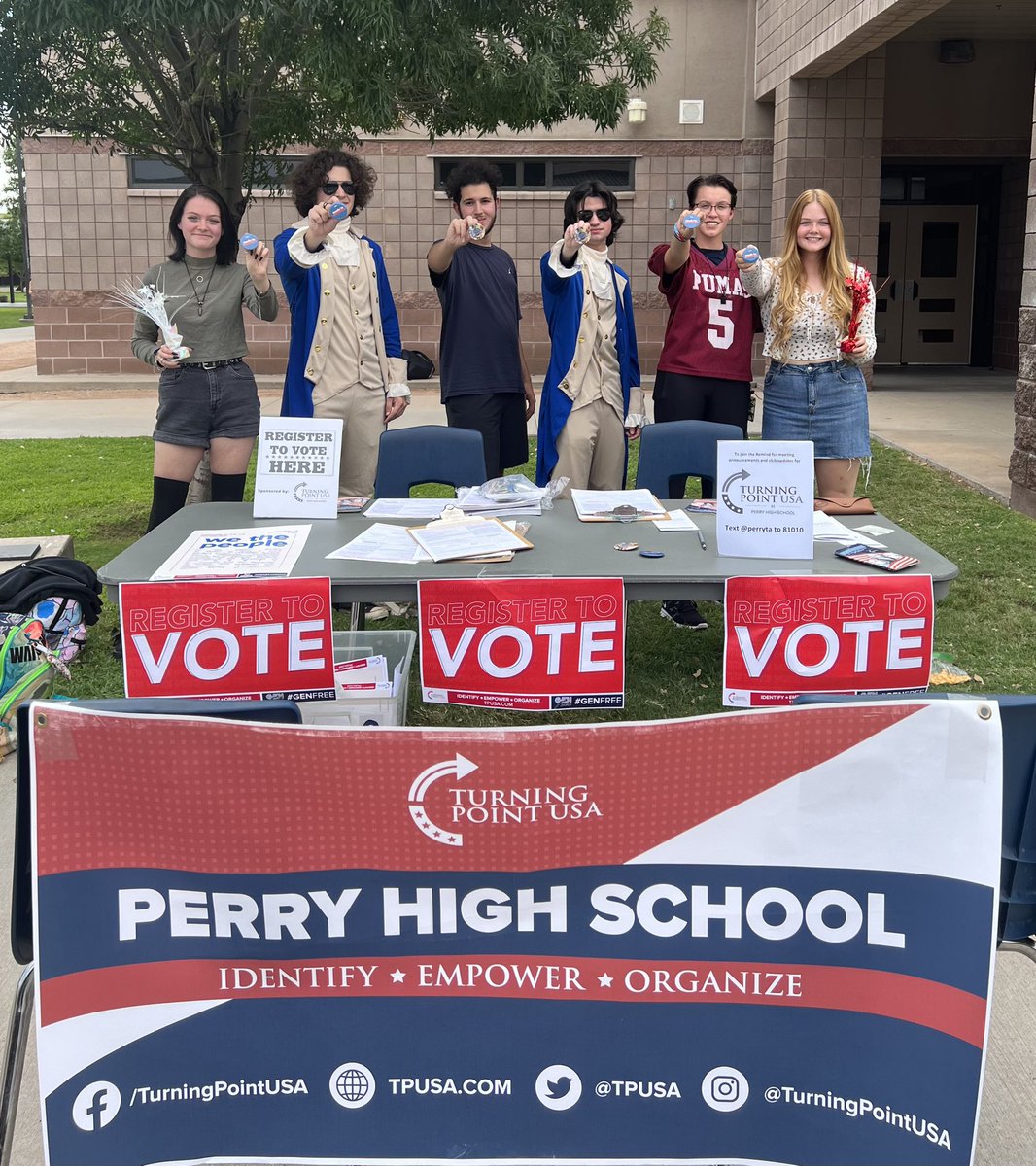 TPUSA_Perry's tweet photo. Registering voters all day on campus.  Pumas understand their vote = their voice.  Great turnout!🇺🇸🇺🇸🇺🇸
#NationalVoterRegistrationDay #LeadRight @PerryPumas07 @TPUSA https://t.co/dZi2uDhgUF