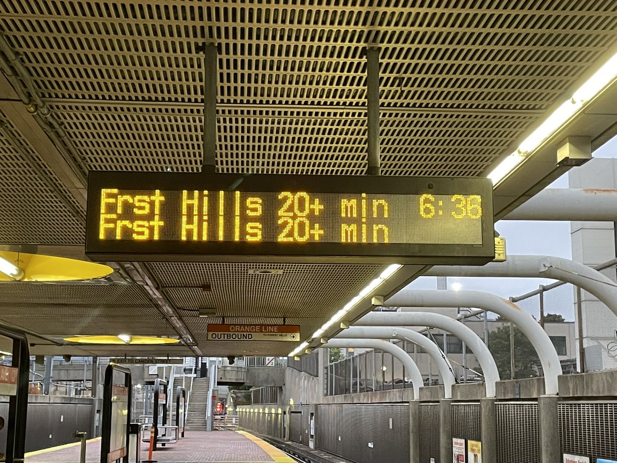 iz_tehan's tweet photo. so quirky of the MBTA 😲🤔🤪 https://t.co/Z6ViTChZ0z